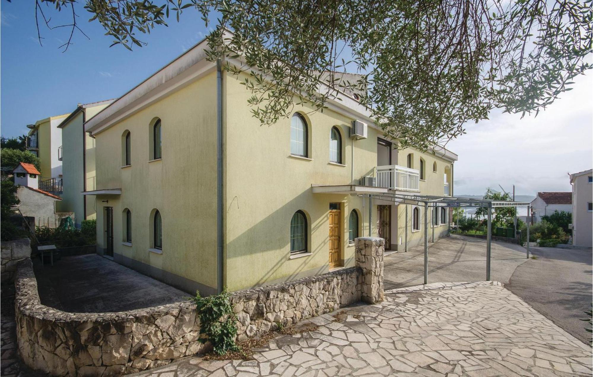 Apartman Lovely In Okrug Gornji With Wifi